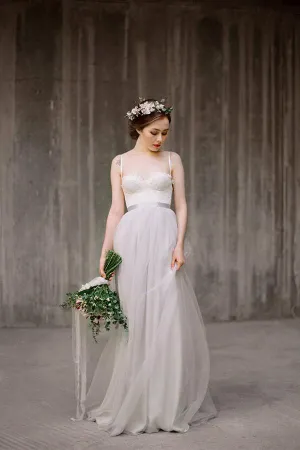 Anneprom Spaghetti Straps Low Back Grey Tulle Wedding Dresses With Lace Applique APW0088
