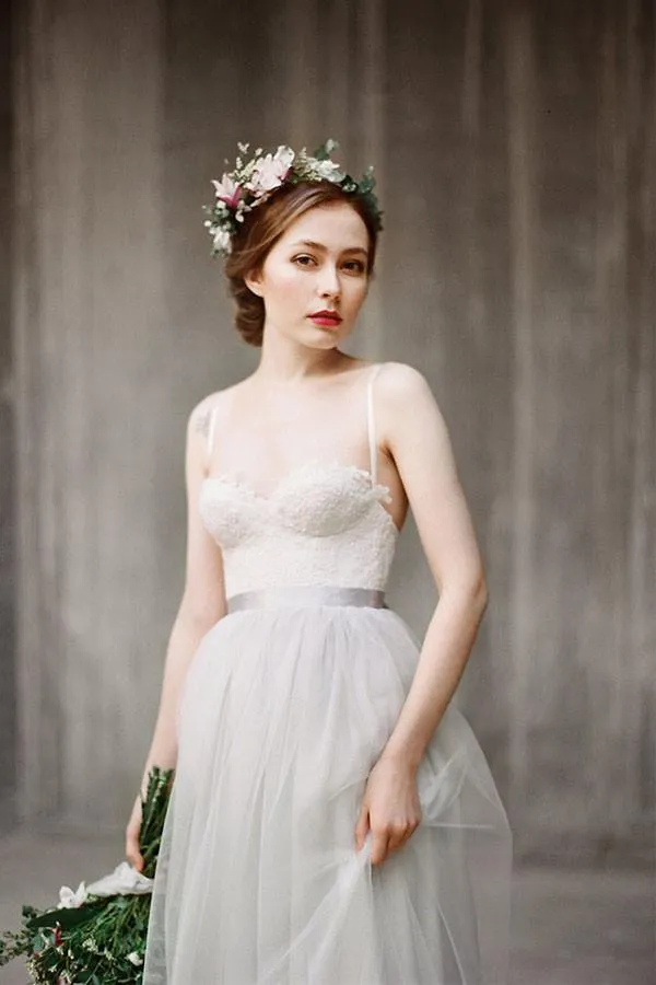 Anneprom Spaghetti Straps Low Back Grey Tulle Wedding Dresses With Lace Applique APW0088