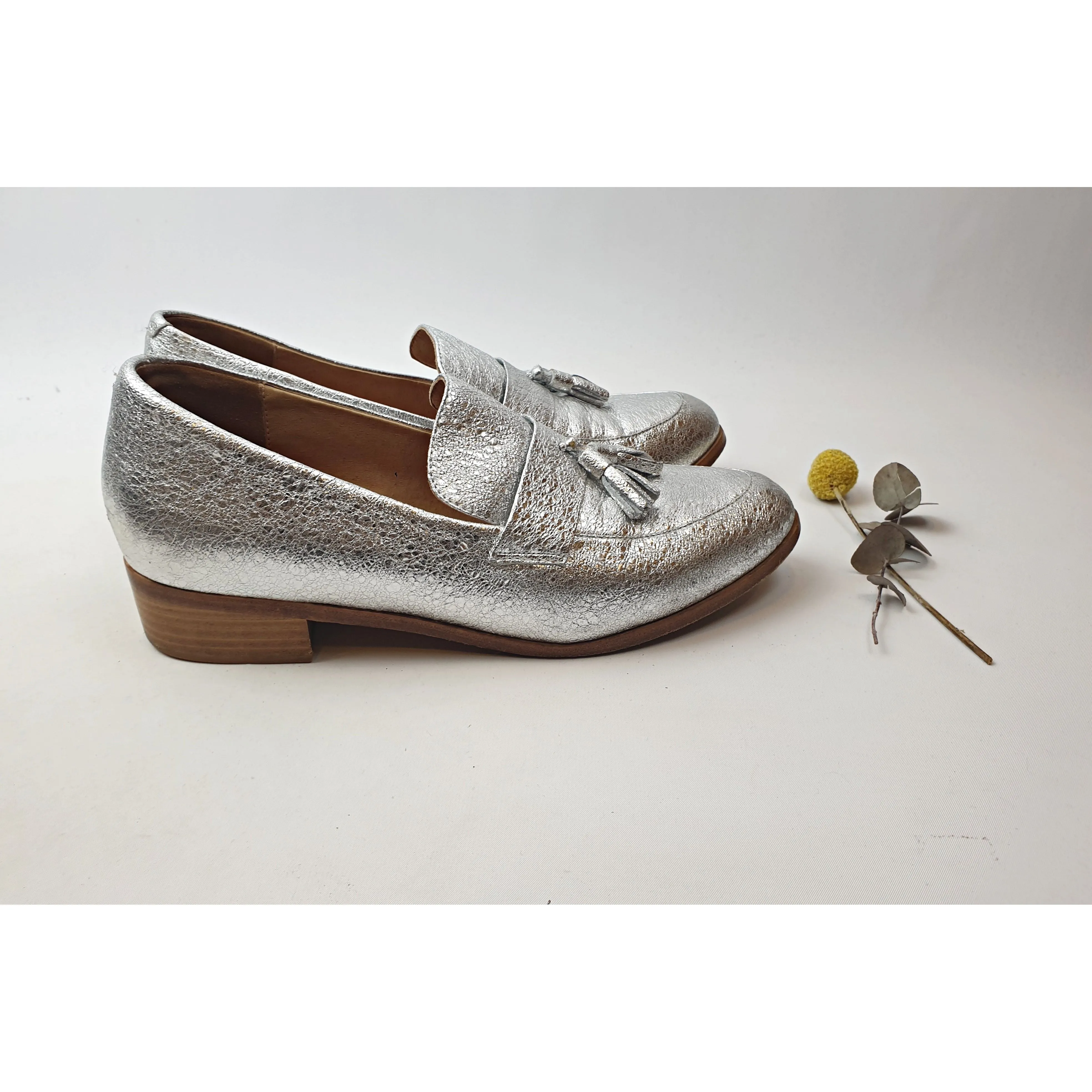 Bared pre-owned silver shoes with contrasting wooden low heel size 41