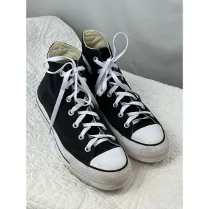 Converse women’s Size 10 Black/White High Top Lace Up Athletic Basketball Shoes