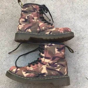 DR. MARTENS | Boys Camouflage Boots