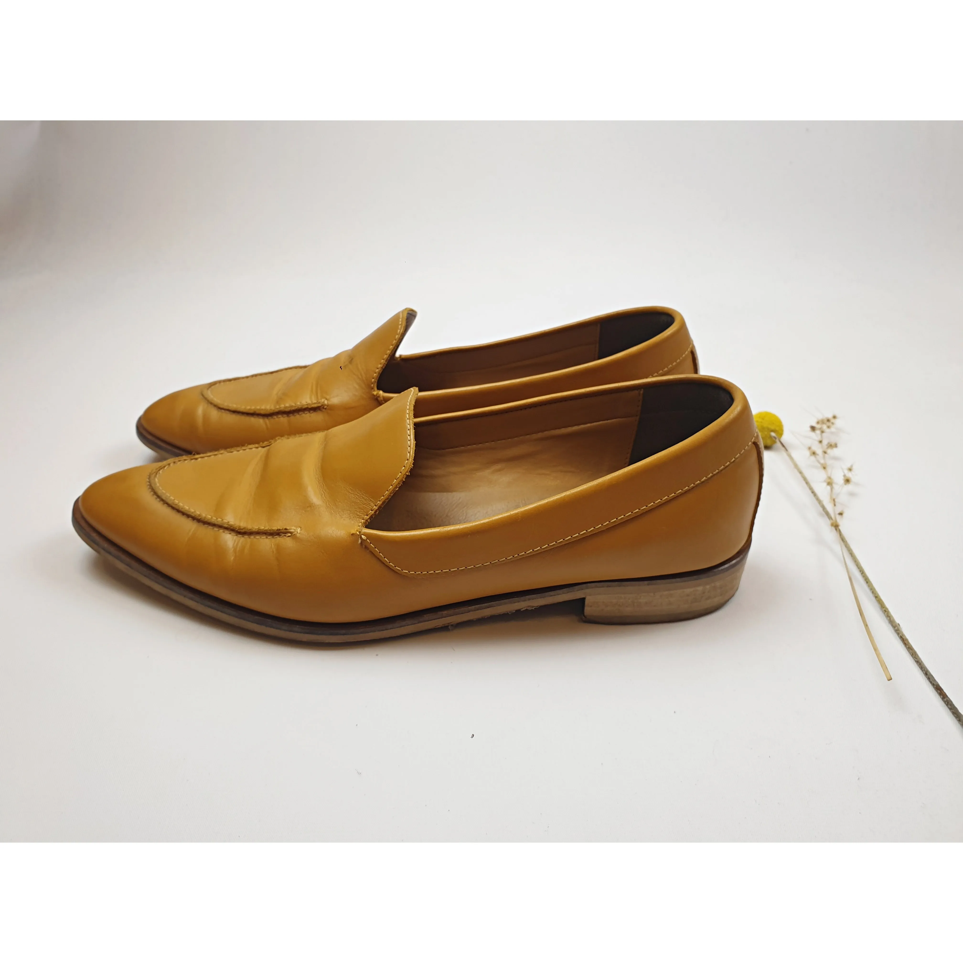 Everlane tan leather slide on shoes with very low wooden heels size 11