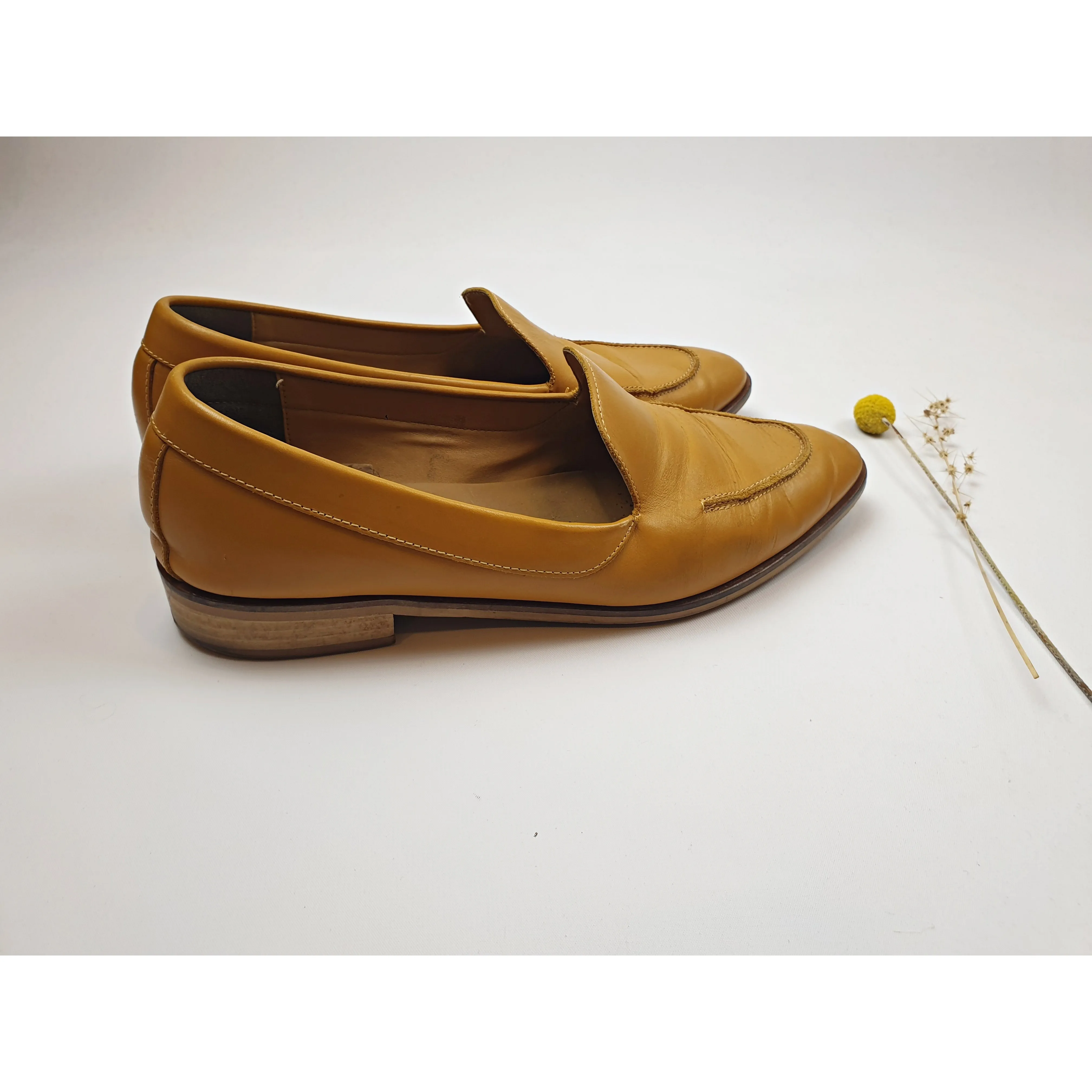 Everlane tan leather slide on shoes with very low wooden heels size 11
