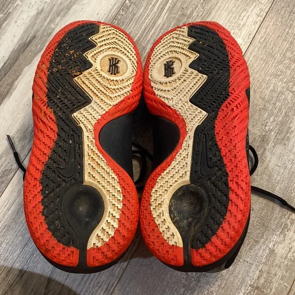 Kyrie fly trap basketball shoes