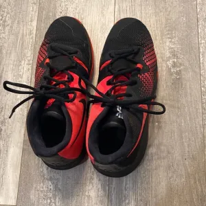 Kyrie fly trap basketball shoes
