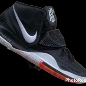 NIKE Kyrie 6 basketball shoes size 7 Y