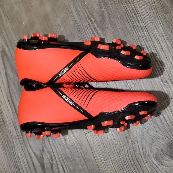 Nike Phantom Venom Academy Soccer Cleats