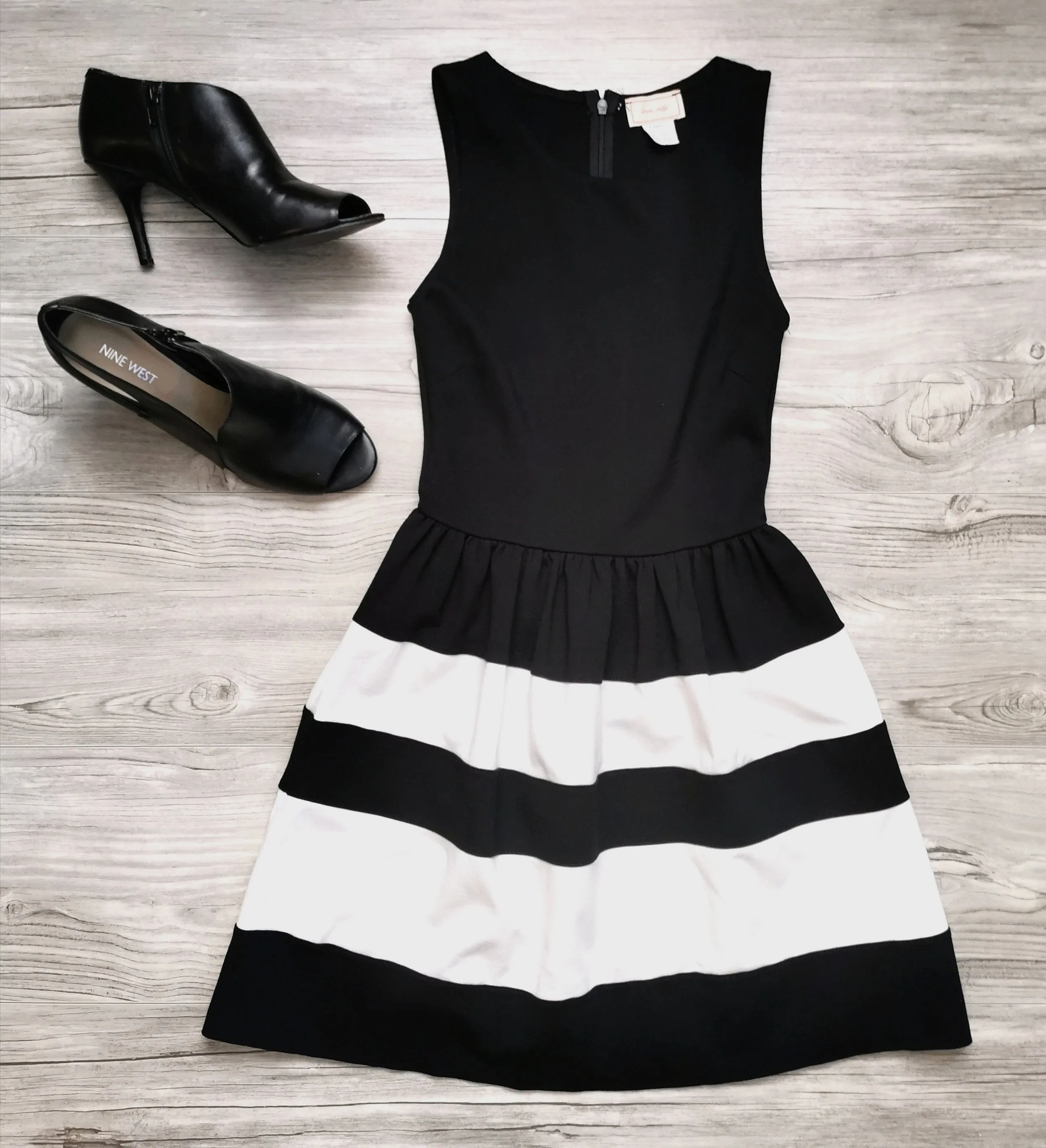 WOMENS SIZE XS or TEEN GIRL - LOVE...ADY, Black / White, Fit & Flare Dress EUC B46