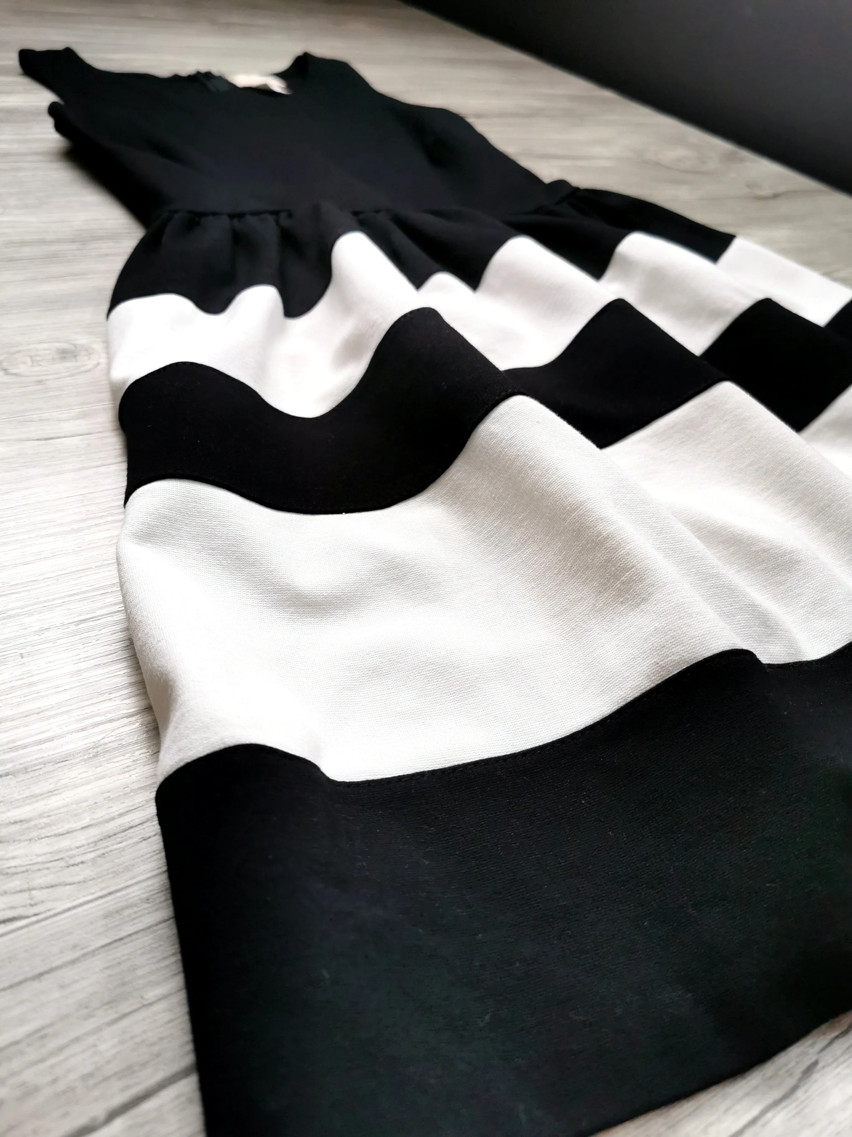 WOMENS SIZE XS or TEEN GIRL - LOVE...ADY, Black / White, Fit & Flare Dress EUC B46