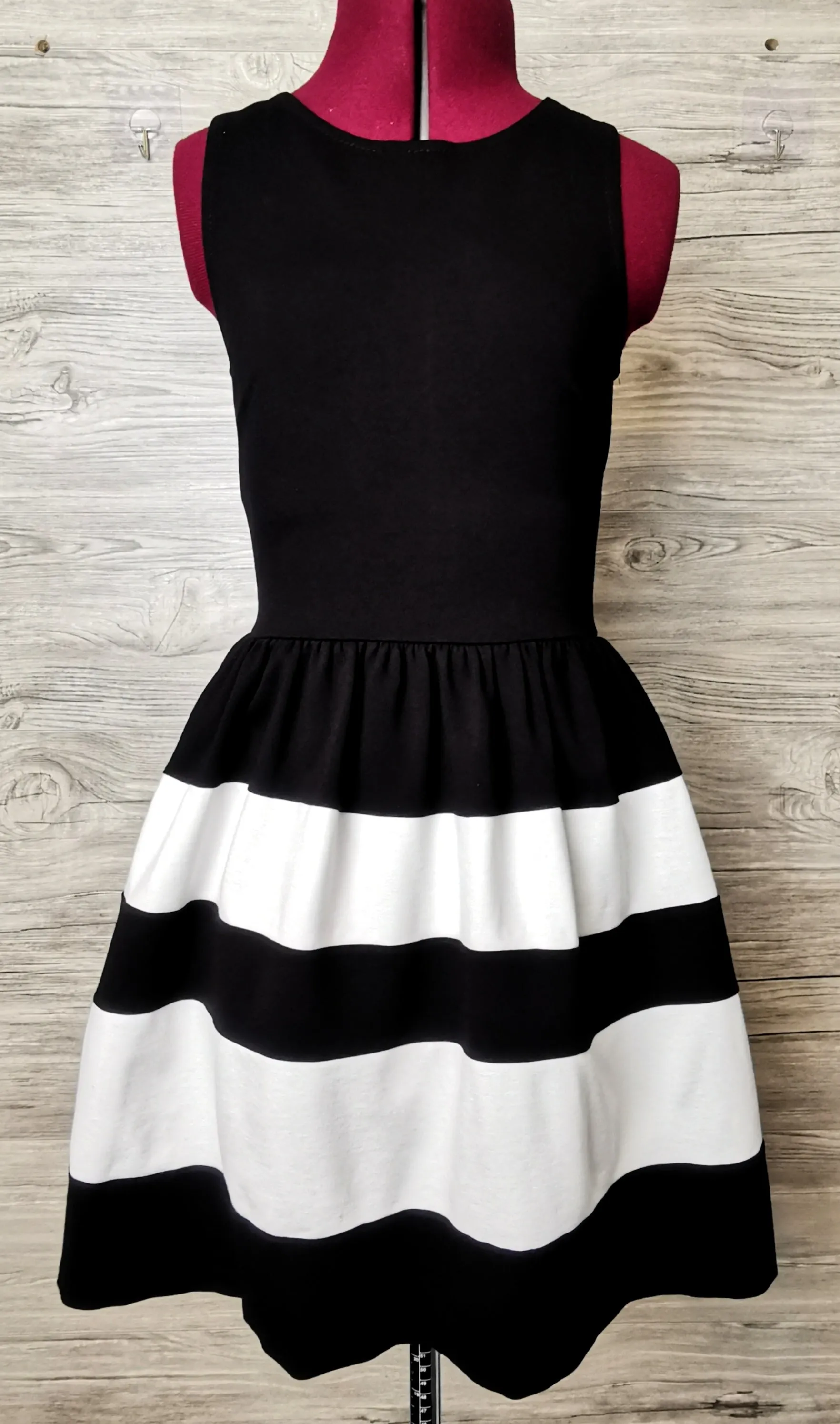 WOMENS SIZE XS or TEEN GIRL - LOVE...ADY, Black / White, Fit & Flare Dress EUC B46